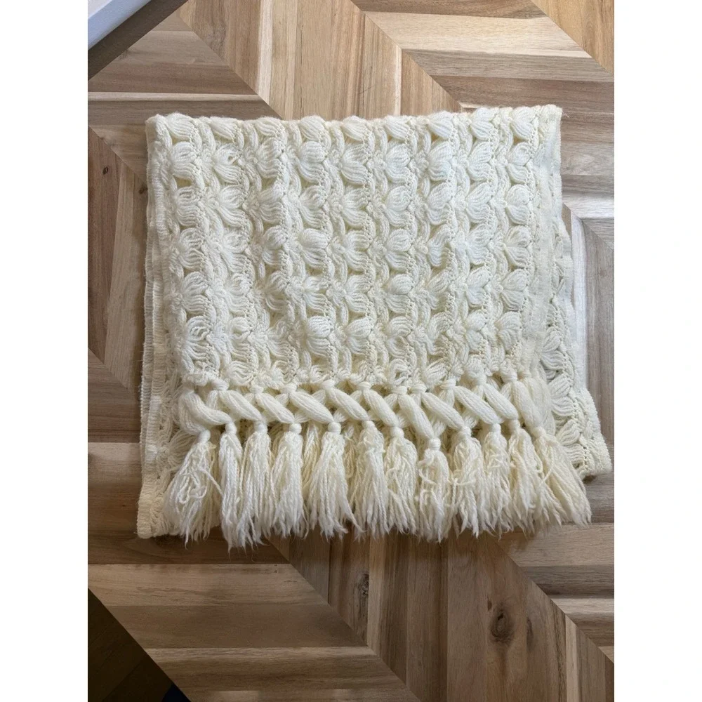 Gorgeous VTG HandKnit XLG Cream Scarf / Shawl c1970s Indie Boho Granny WMNS 70